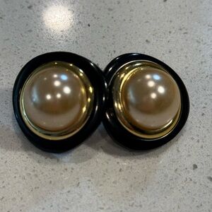 Retro / Vintage Costume Pearl Stud Earrings Black Frame